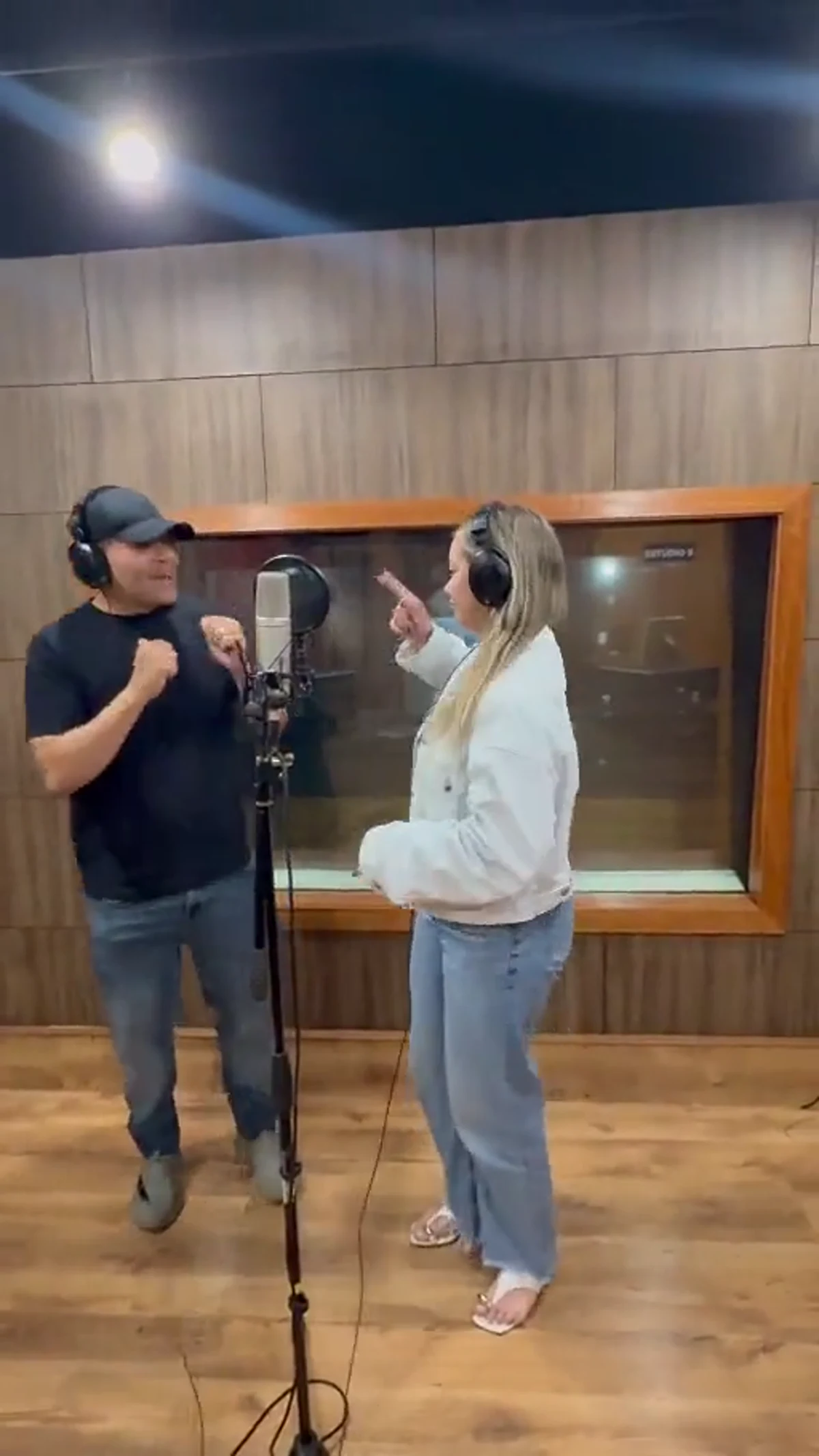 Cantores gravando um jingle no estúdio