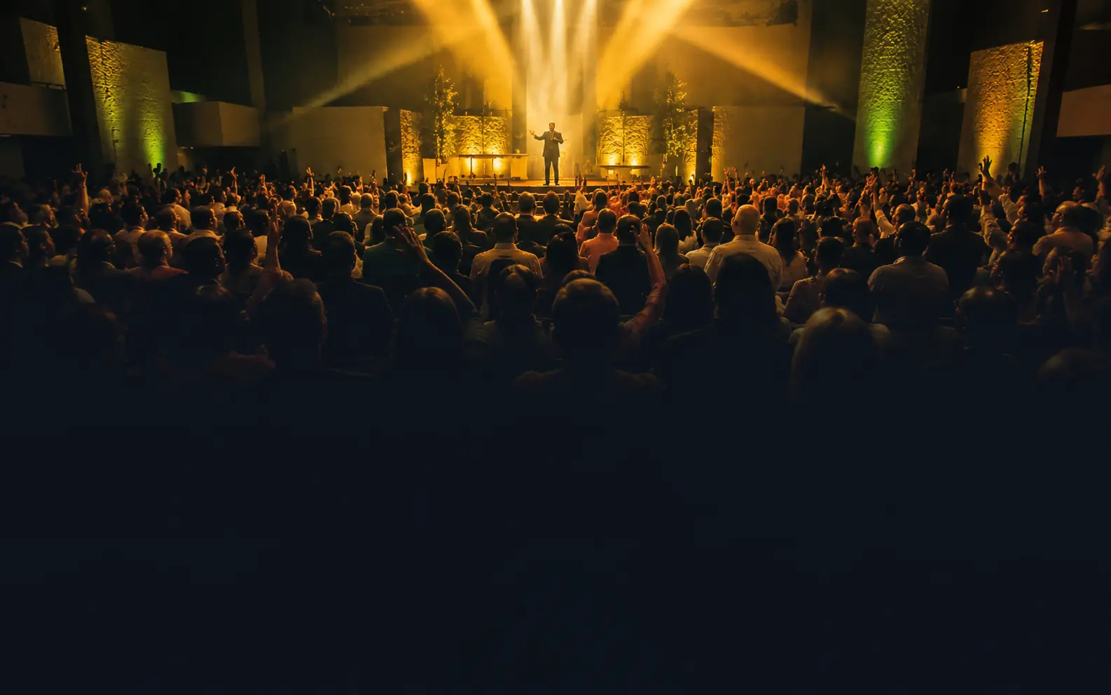 Culto com igreja cheia e pastor no altar durante uma campanha de fé