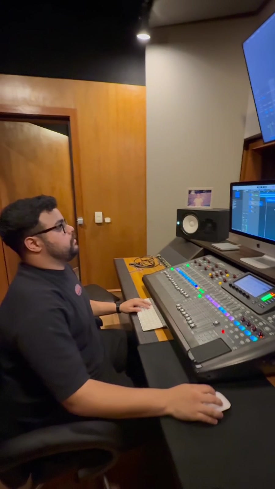 JP Fernandes produzindo na mesa de som