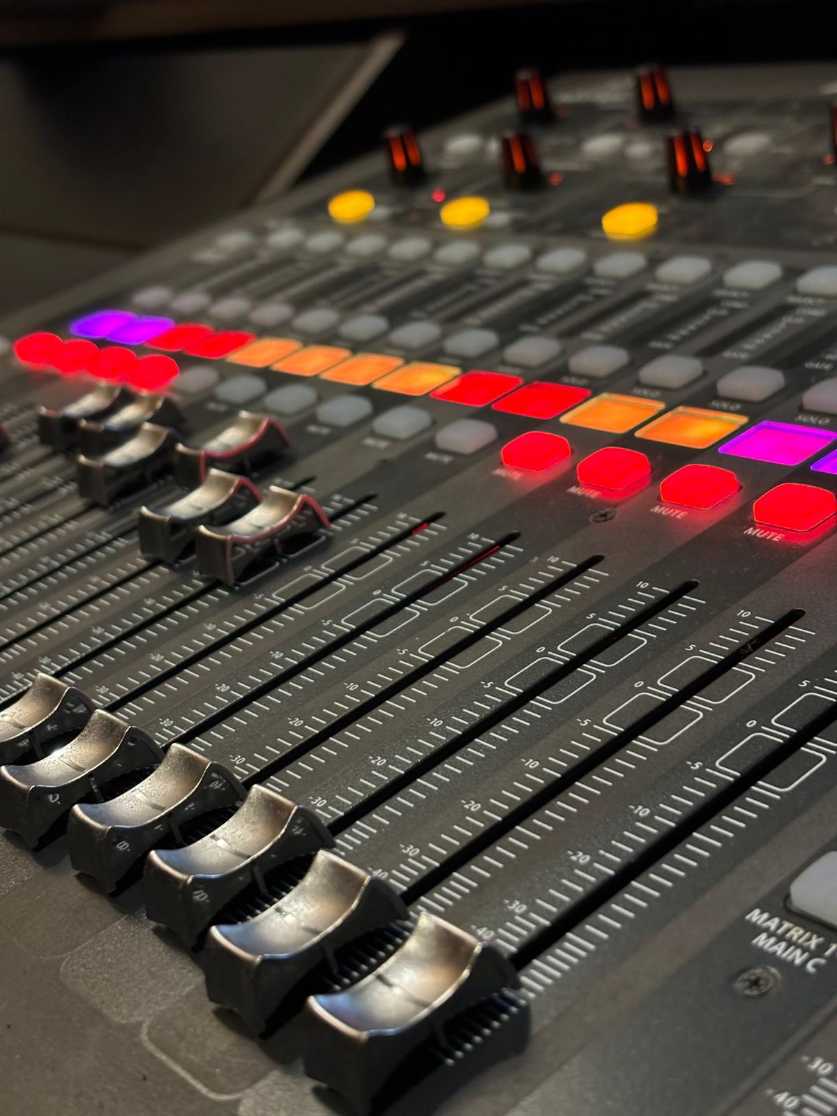 Mesa profissional de produção para rádio