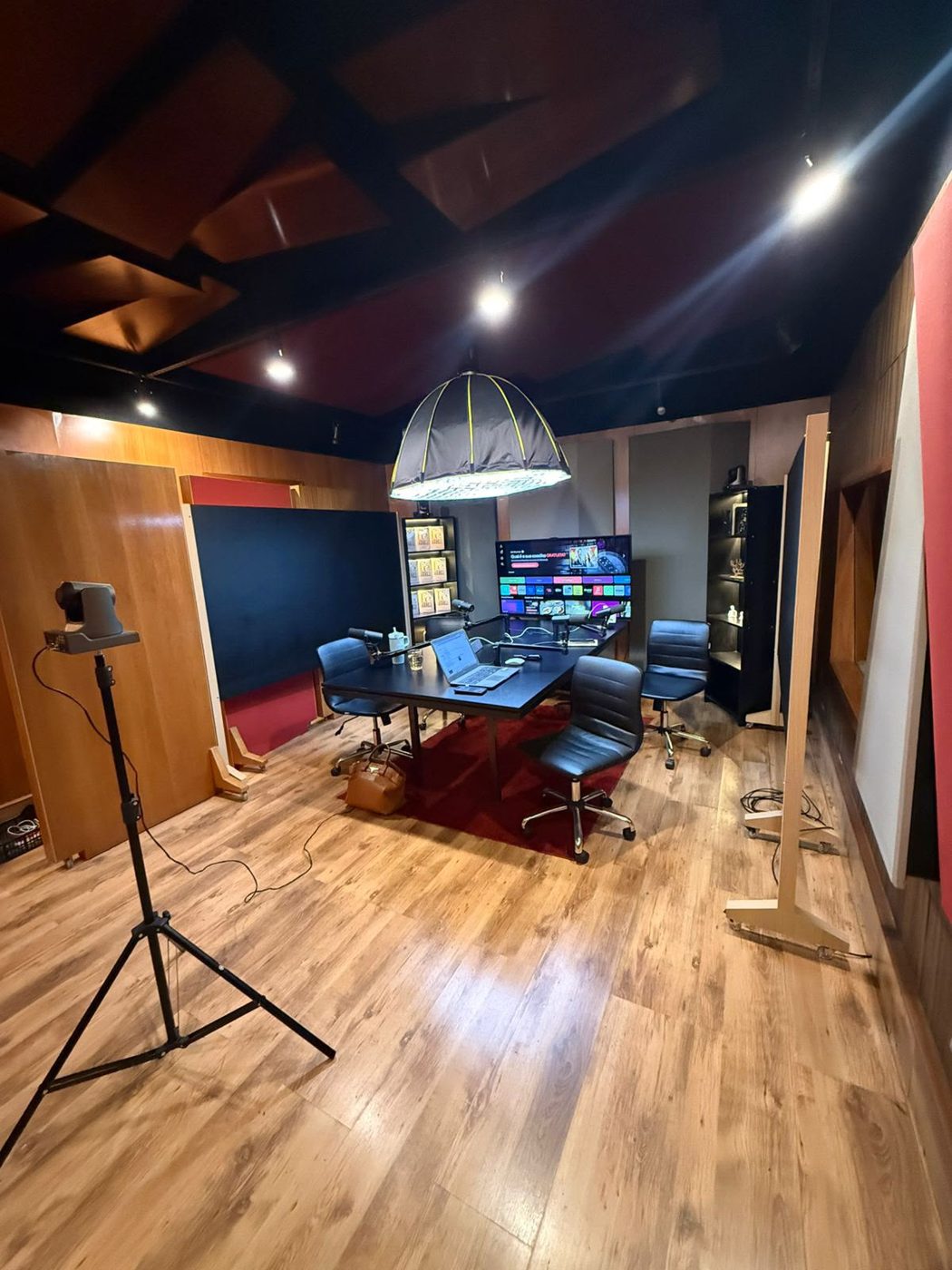 Estúdio da Casa do Podcast com tratamento acústico e iluminação